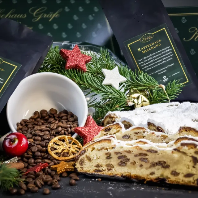 Gräfe Stollen mit Kaffeebohnen und Weihnachtsdeko