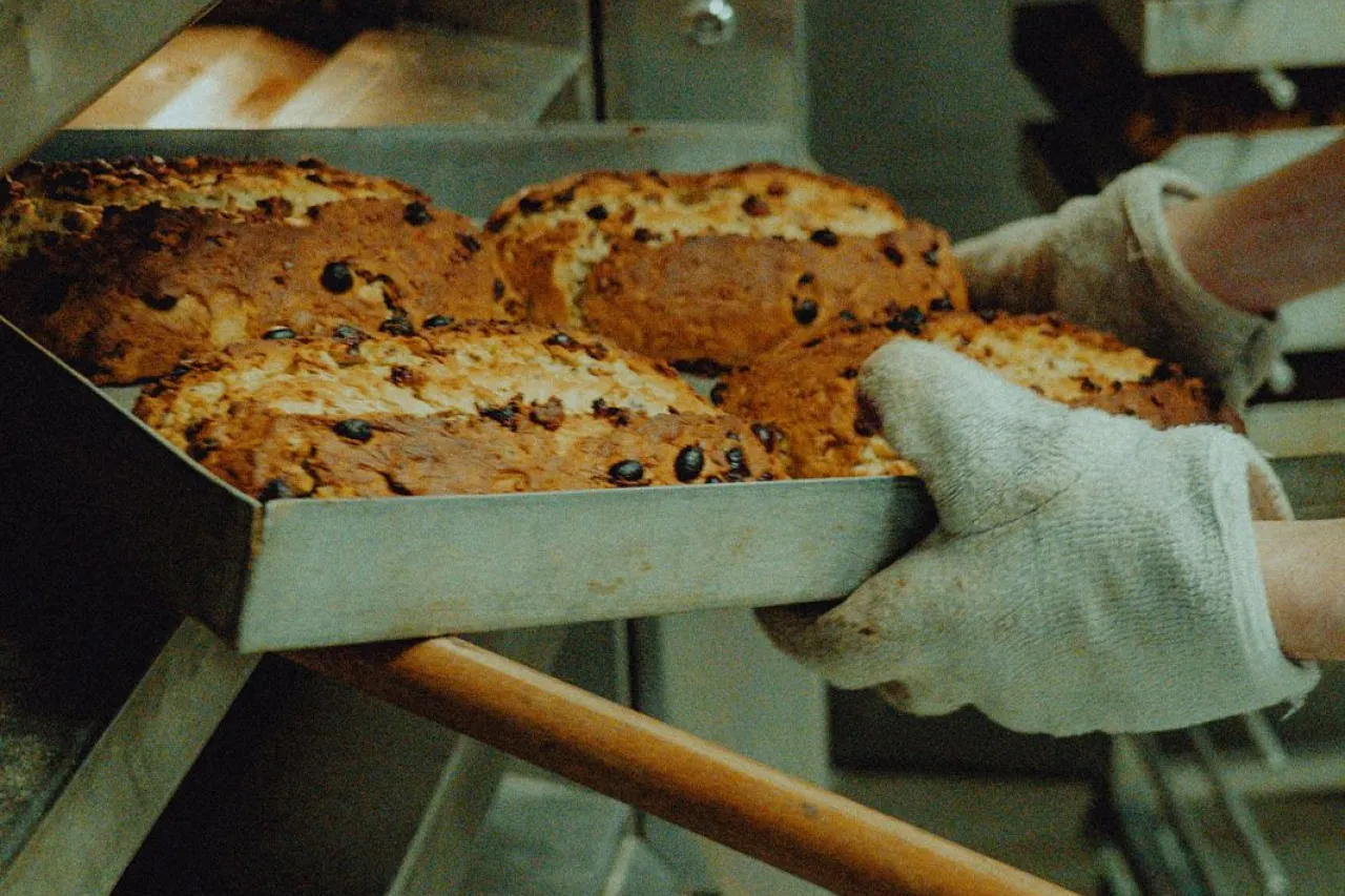 Frisch gebackene Stollen werden aus dem Ofen geholt