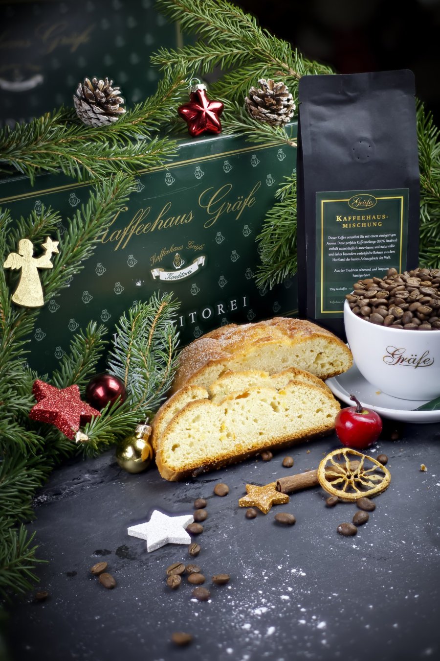 Gräfe Quarkstollen mit Kaffee und Weihnachtsdeko