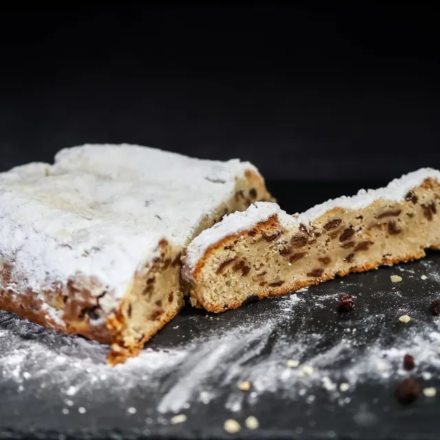 Gräfe Rosinenstollen mit Puderzucker auf Schiefer