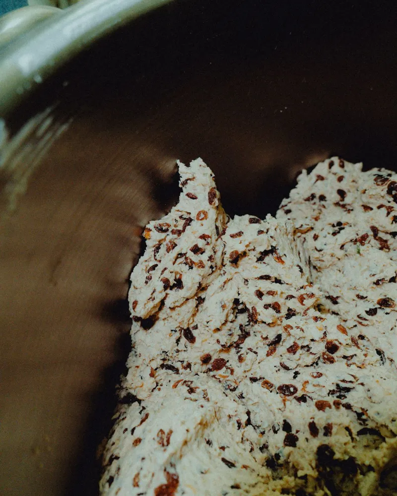 Stollenteig mit Früchten in der Knetmaschine
