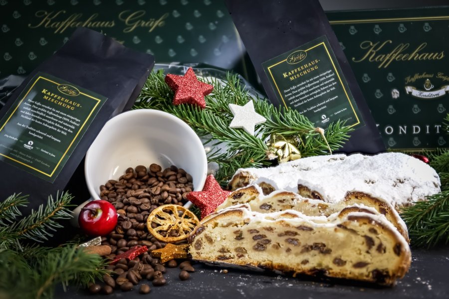 Gräfe Stollen mit Kaffeebohnen und Weihnachtsdeko