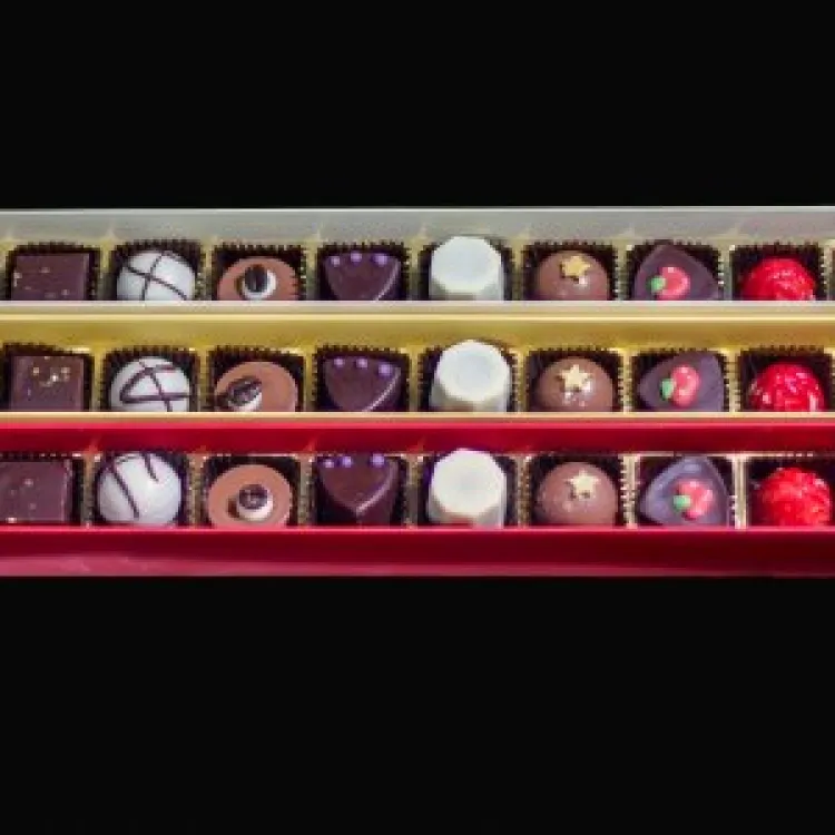 Pralinenschachtel mit zehn Pralinen