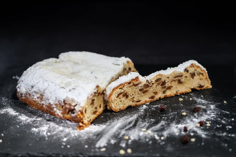 Gräfe Rosinenstollen mit Puderzucker auf Schiefer