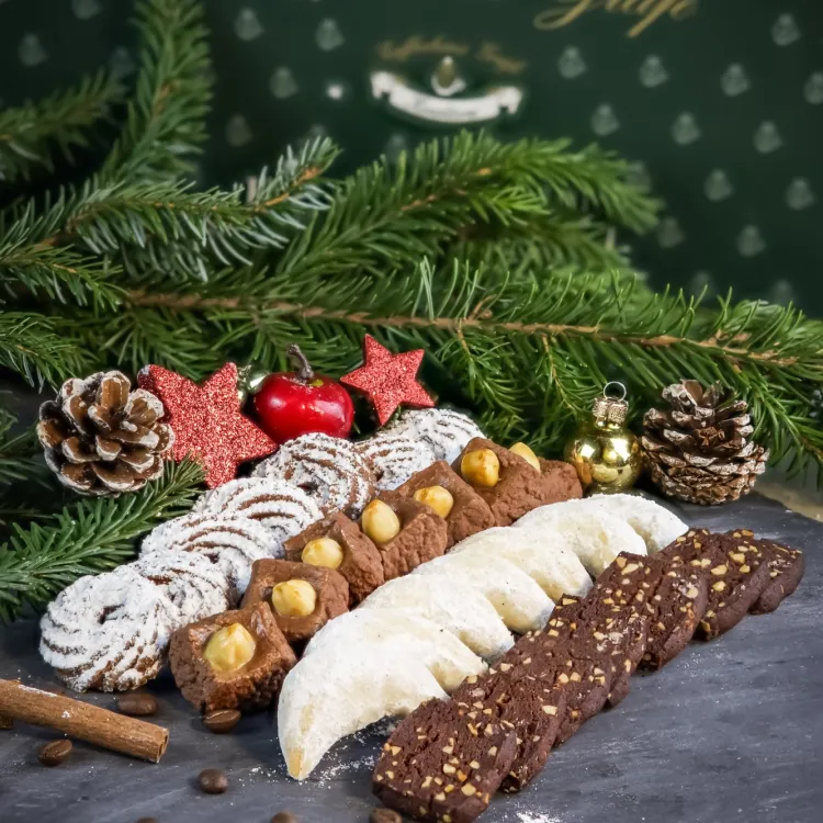 Gemischtes Weihnachtsgebäck auf Schiefer