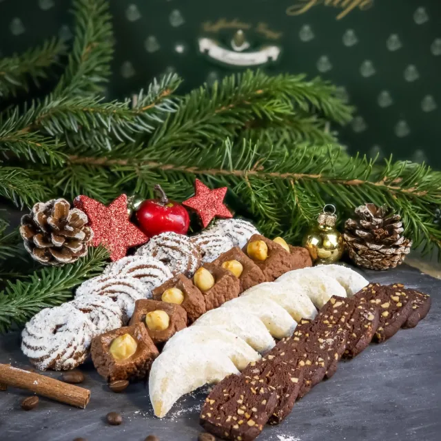 Gemischtes Weihnachtsgebäck auf Schiefer