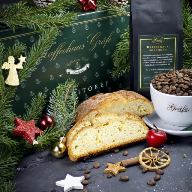 Gräfe Quarkstollen mit Kaffee und Weihnachtsdeko