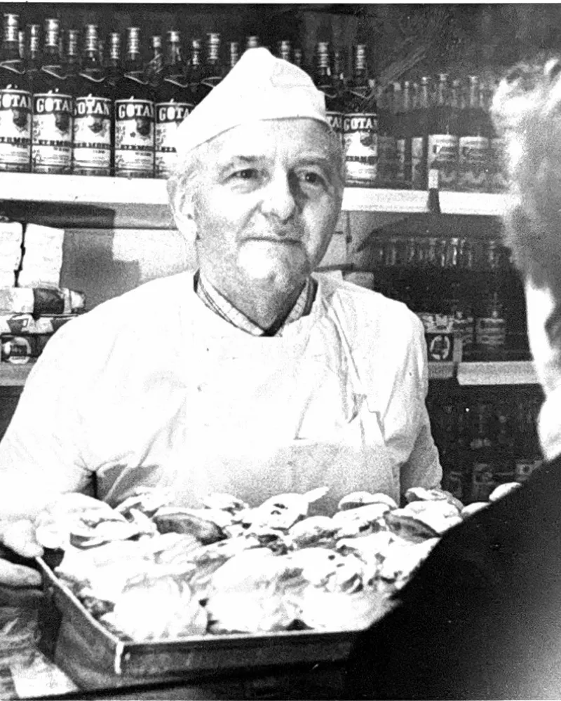 Historisches Foto: unser Urgroßvater, Konditormeister, mit einem Blech Gebäck an der Ladentheke